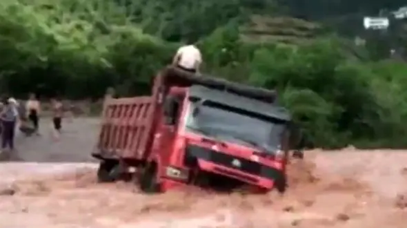 عملیات نجات راننده کامیون گرفتار در سیل + فیلم و عکس