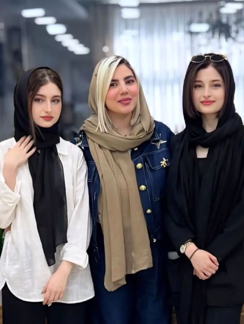 بازگشت سارا و نیکا فرقانی به ایران (1)