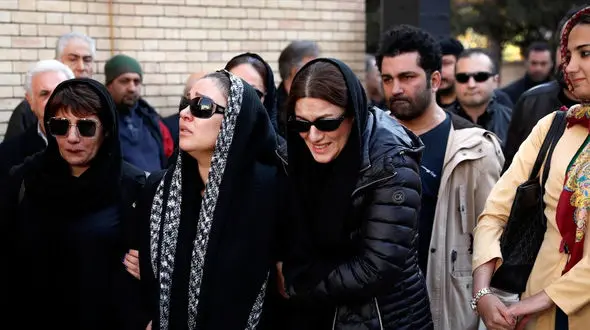 چهره پر از اشک زیبا بروفه در مراسم تشییع پیکر همسرش / حضور چهره های معروف +تصاویر