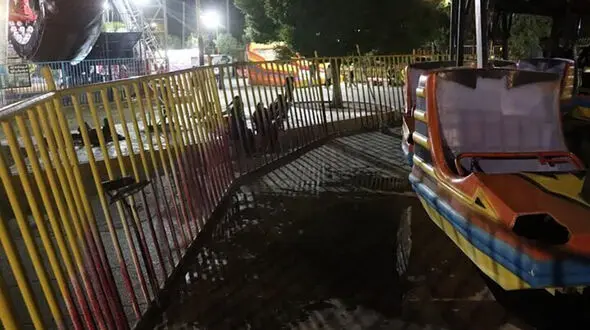 فیلم لحظه حادثه در  دستگاه شهربازی ملک شهر اصفهان / مردم از ترس جیغ می کشند