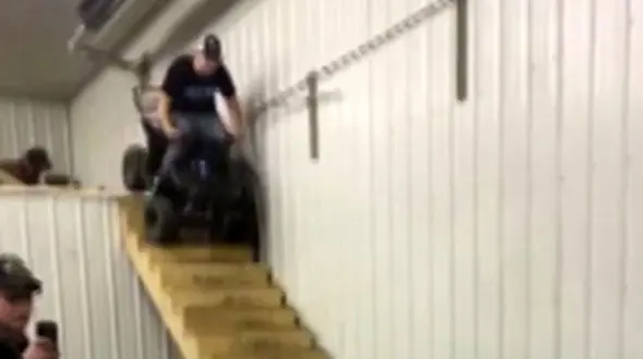 سقوط دردناک از روی راه‌پله/مرد موتور سوار مچاله شد + فیلم 