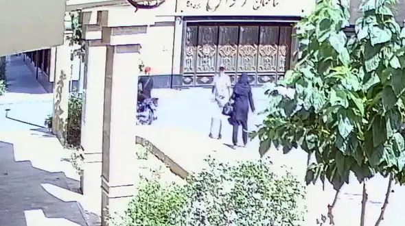 لحظه حمله خشن زورگیران تهرانی به یک زن جوان در تهرانسر+فیلم و عکس 