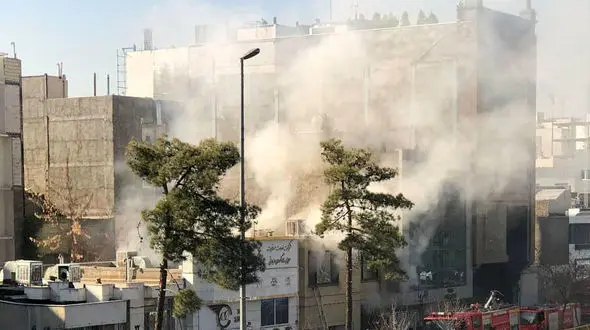 فرار ترسناک زن مشهدی از خواب به پشت بام / آتش در یک قدمی اش زبانه کشید + فیلم