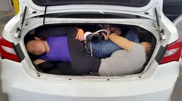تصویر باورنکردنی از قاچاق انسان در صندوق عقب خودری پسر خواننده معروف