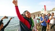 دختر ایرانی رکورد جهانی شنا با دست بسته را جابه‌جا کرد