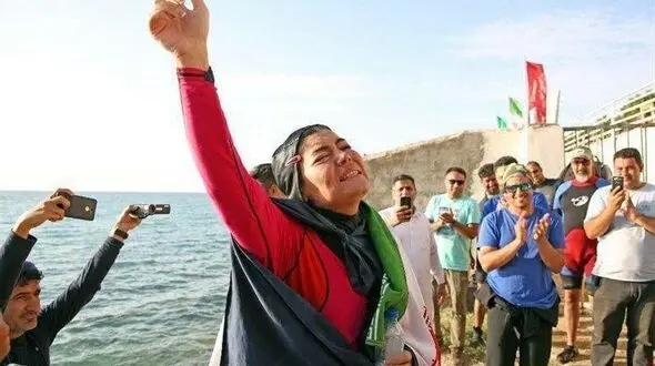 دختر ایرانی رکورد جهانی شنا با دست بسته را جابه‌جا کرد