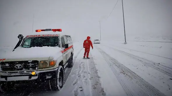 آماده‌باش نیروهای هلال احمر در پی بارش برف و باران در ١۴ استان