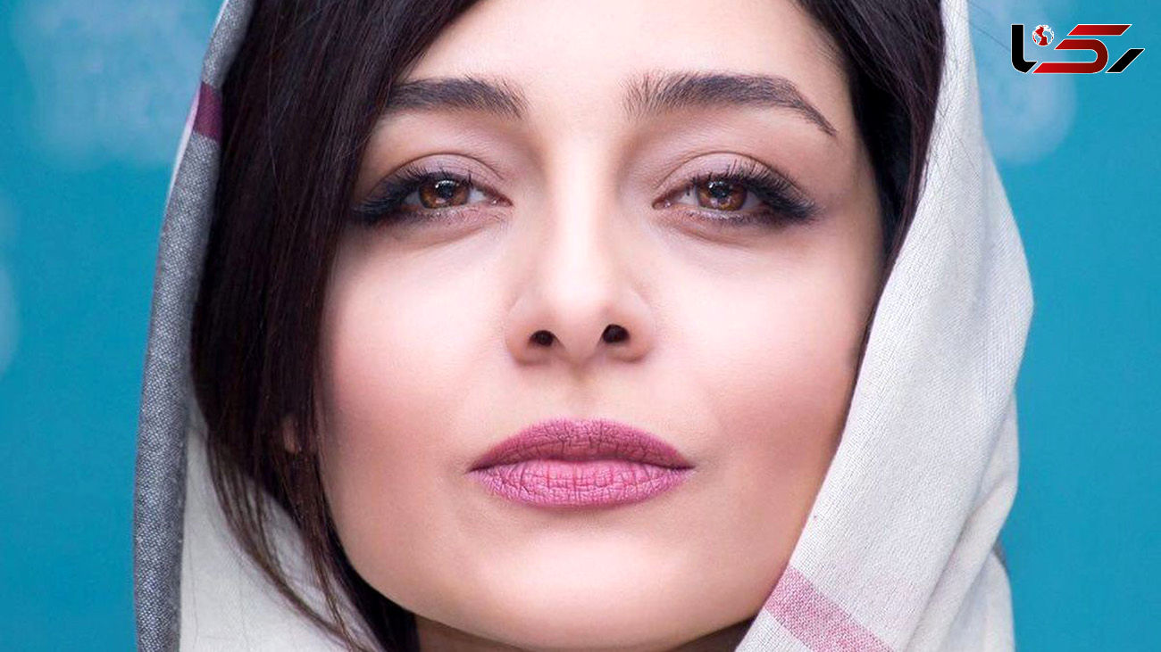 ژست ساره بیات سوار بر سانروف صورتی