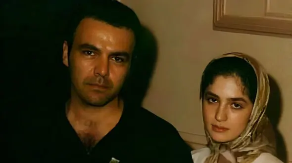 گریه های جگر سوز فرزند مشترک فریبرز عرب نیا بازیگر نقش مختار و عسل بدیعی بر سر مزار مادرش / روحش شاد و یادش گرامی+عکس