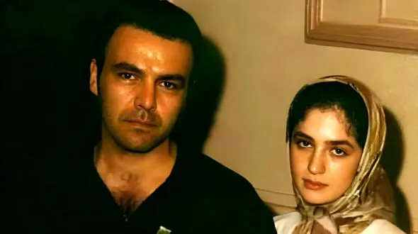 گریه های جگر سوز فرزند مشترک فریبرز عرب نیا بازیگر نقش مختار و عسل بدیعی بر سر مزار مادرش / روحش شاد و یادش گرامی+عکس