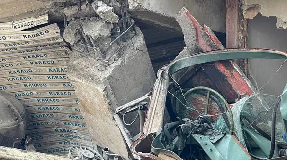 میکسر بتن در تبریز چهار خودرو را درهم کوبید/  راننده در کابین گرفتار شد+ عکس 