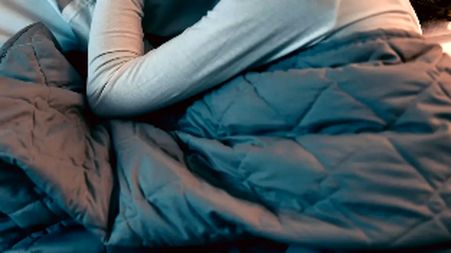 کاهش استرس با پتوهای سنگین: آیا شواهد علمی این را تایید می‌ کنند؟
