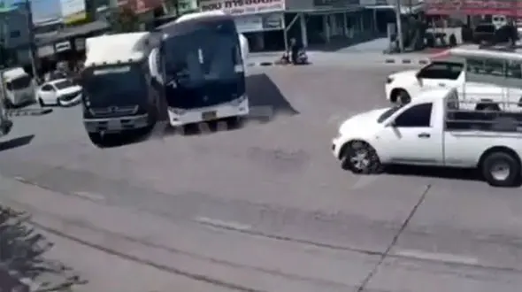 ببینید / مهارت فوق‌العاده راننده تریلی؛ جلوگیری از خلق فاجعه و له شدن اتوبوس! 