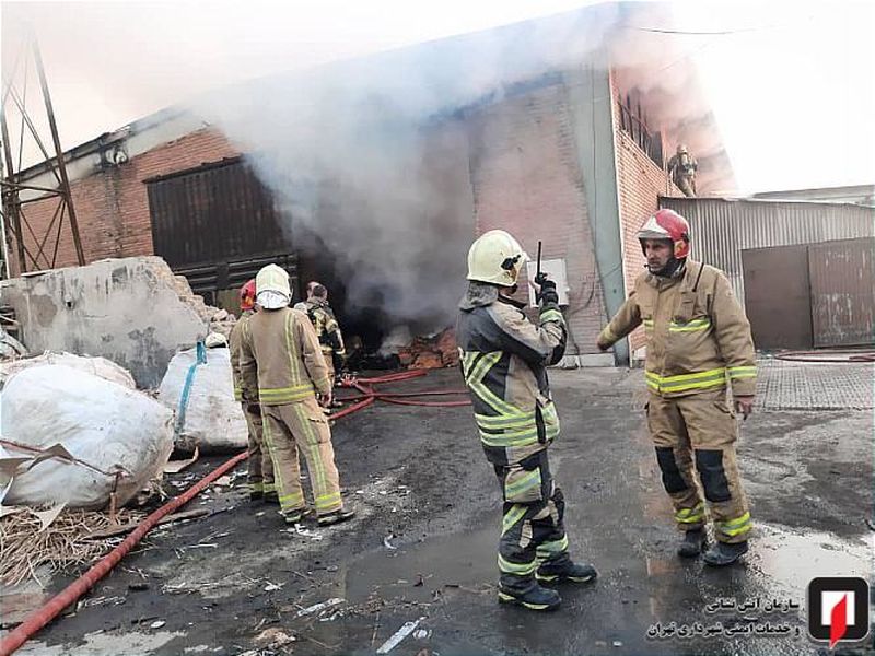 آتش‌سوزی گسترده در انبار بزرگ کارتن تهران