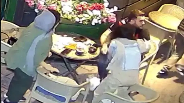 ببینید /  فیلم لحظه سرقت گردنبد مرد جوان در سعادت آباد تهران