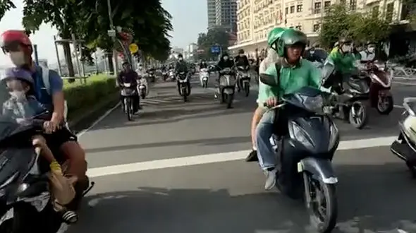 از بارش زیبای باران در مازندران تا عبور از خیابان در ویتنام