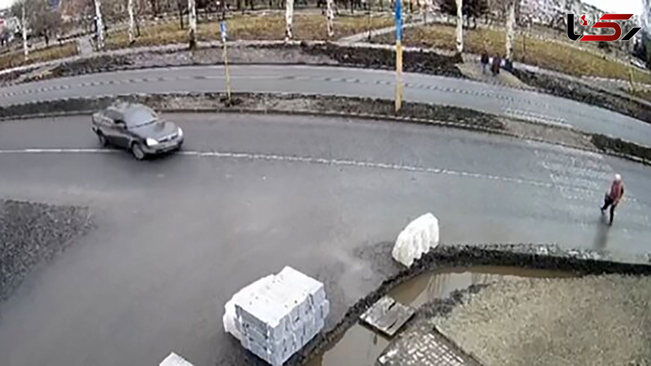 فیلم لحظه وحشتناک برخورد خودرو با عابران پیاده در بندرعباس را ببینید