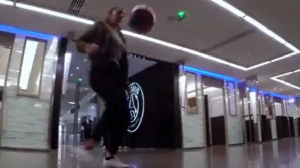 دختری که با حرکات تکنیکی‌اش رونالدینیو را میخکوب کرد!+فیلم و عکس