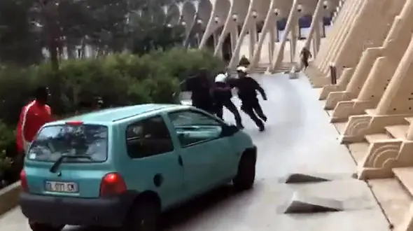 فیلم دوئل عجیب فرانسوی ها با پلیس / وسایل آتش بازی سلاح مردم