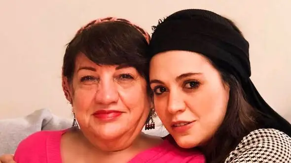 فیلم / شیدا خلیق دختر ناهید مسلمی:مامانم کلا شیطون بلاست از همون جوانی .../  اصلا نصفش زیرزمینه ... /  بیشتر از اون چیزی که مردم تو جوکر دیدن  ....