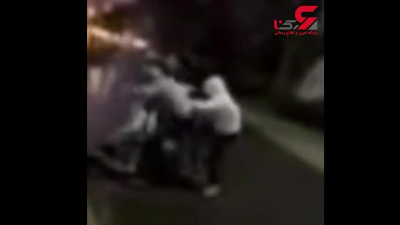 اراذل و اوباش خیابانی به چه دلیل این نوجوان را  به قصد مرگ کتک زدند؟+ فیلم