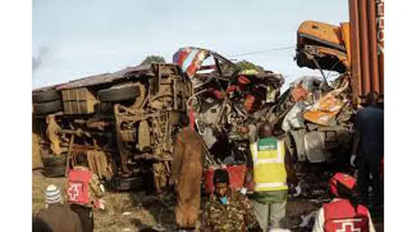 7 کشته در شاخ به شاخ مینی بوس و کامیون + عکس