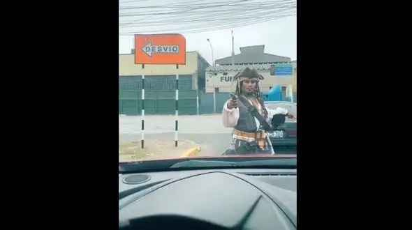 فیلم عجیب گدایی سر چهارراه به سبک دزدان دریایی 