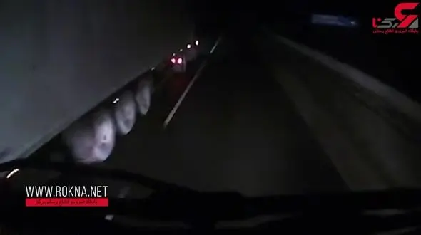 تصادف وحشتناک یک خودرو با دو تریلی در شب + فیلم