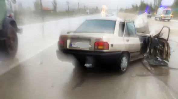 تصادف شاخ به شاخ پراید با کامیون / پراید پرس شد