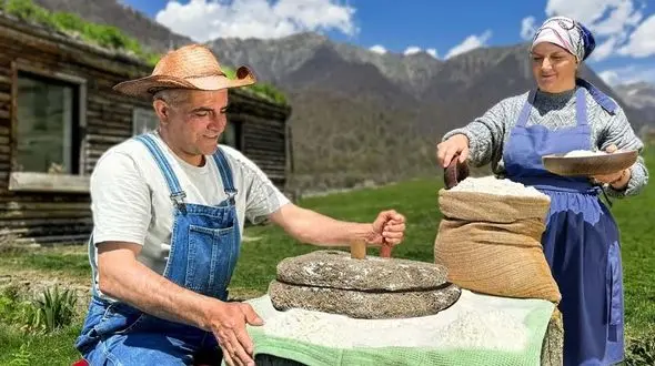 طعم غذای روستایی آذربایجان / پخت خینکالی و کاشت سیب زمینی در طبیعت + فیلم