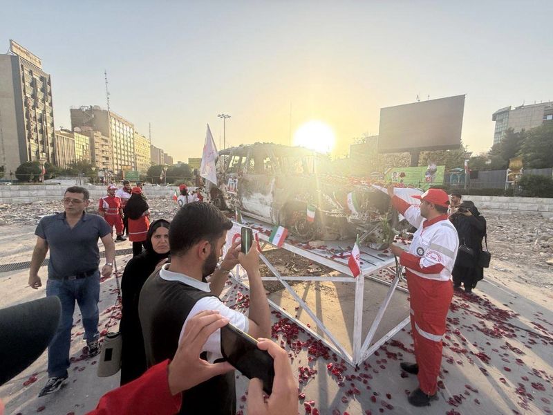 گلباران آمبولانس شهداى امددگر هلال احمر در میدان هفتم تیر تهران (8)