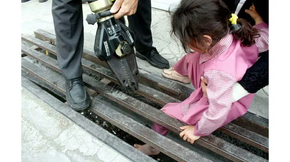 عکس / حادثه برای دختر کوچولوی رشتی / آتش نشانان خیلی زود رسیدند