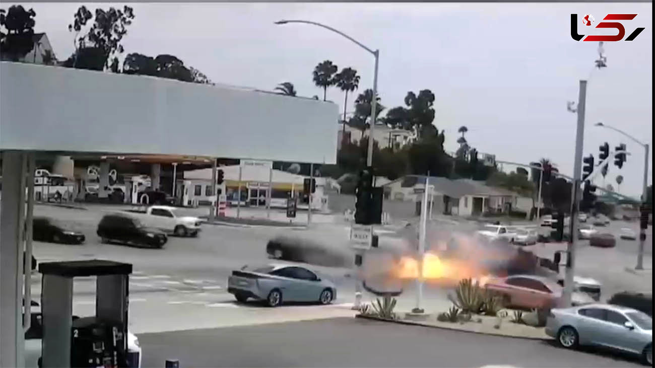 ببینید /جنون یک راننده/ لحظه شوکه‌ کننده تصادف و انفجار یک خودرو! + فیلم