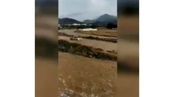 فیلم فرار دیدنی راننده از سیل مهیب رودخانه سرباز !