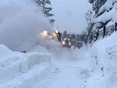 فیلم نجات معجزه‌ آسای راننده‌ کامیون از برف و کولاک پس از 6 روز