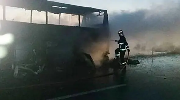 آتش سوزی هولناک در اتوبوس مسافربری کاشان _ قم / امروز رخ داد