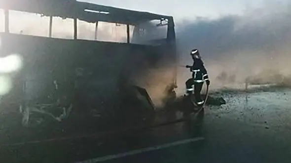 آتش سوزی هولناک در اتوبوس مسافربری کاشان _ قم / امروز رخ داد