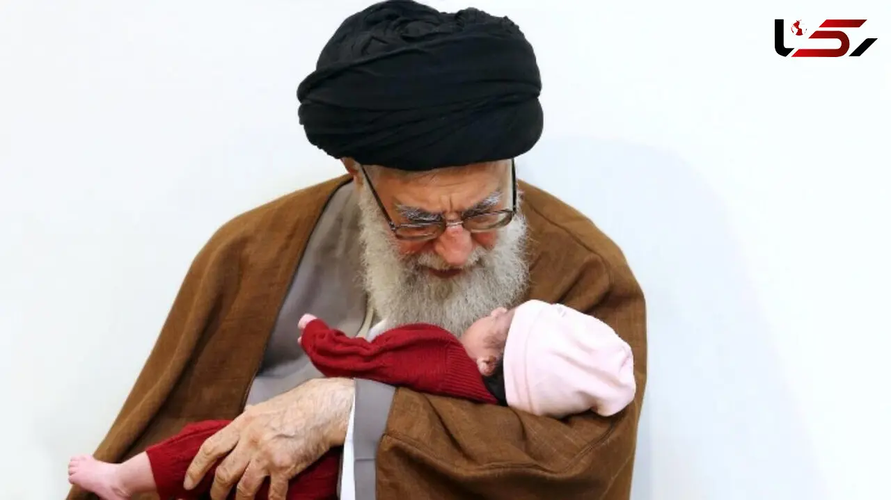 عکس ها / چیدمان میز و صندلی پلاستیکی خانه رهبری شهید انقلاب/ نوه بازیگوش آقا در منزل پدربزرگش چیزی برای شکستن نداشت