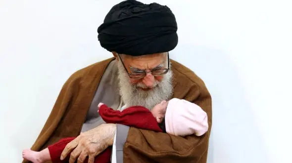 چیدمان میز و صندلی پلاستیکی محل بازی نوه های رهبر معظم انقلاب/ نوه آقا در منزل پدربزرگش وسایل بازی ندارد