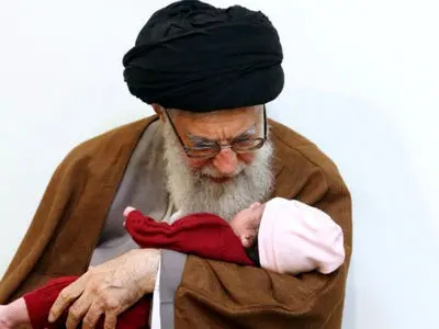 عکس ها / چیدمان میز و صندلی پلاستیکی محل بازی نوه های رهبری شهید انقلاب/ نوه آقا در منزل پدربزرگش وسایل بازی ندارد