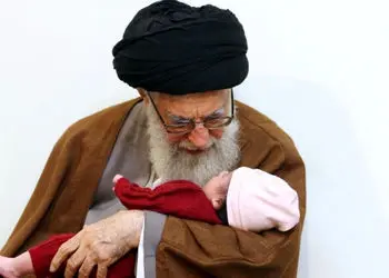 عکس ها / چیدمان میز و صندلی پلاستیکی محل بازی نوه های رهبری شهید انقلاب/ نوه آقا در منزل پدربزرگش وسایل بازی ندارد