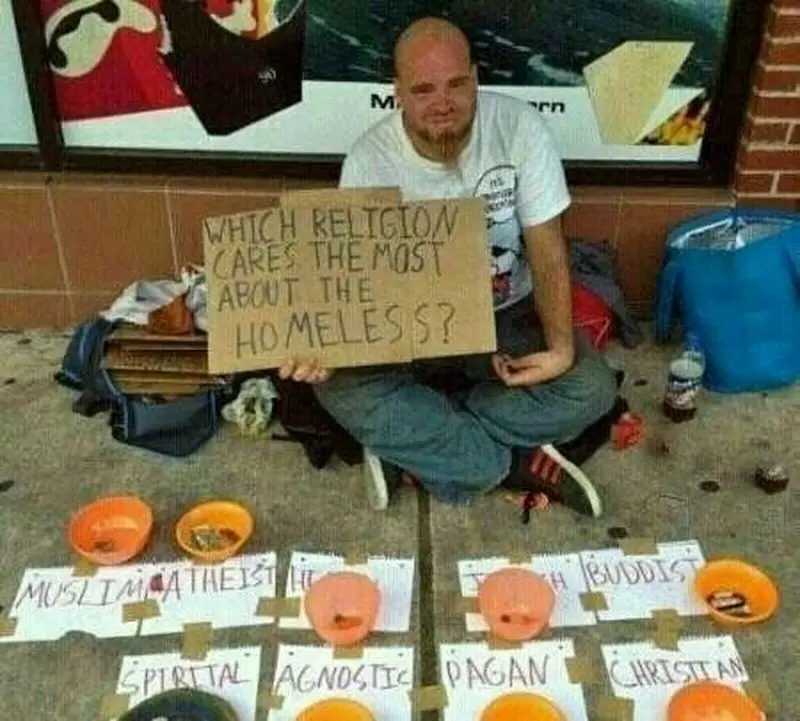 گدایی با کاسه های مخصوص هر دین