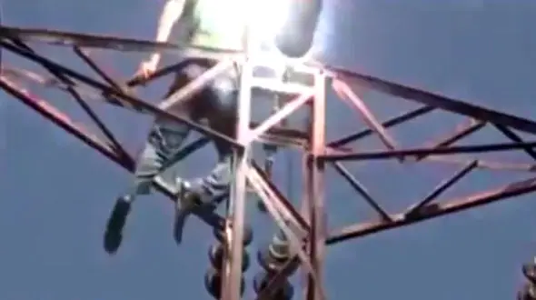 خودکشی مرد جوان با برق فشار قوی! + فیلم