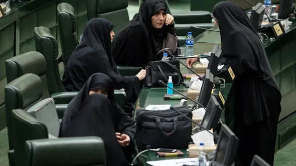 عملکرد مبهم 16 زن نماینده مجلس در حمایت از حقوق زنان / محمودی: مردان کمک کنند!