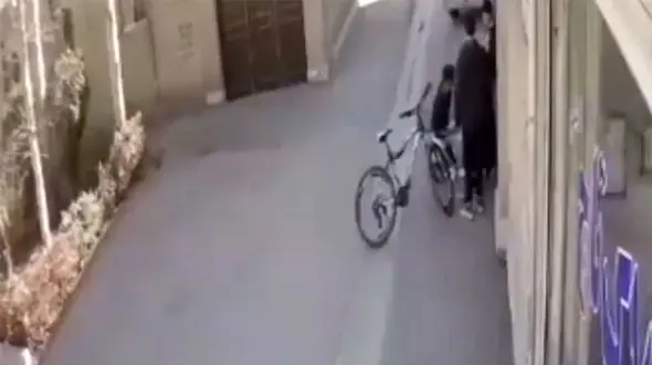 فیلم صحنه سرقت موبایل کودکان دوچرخه سوار در کوچه خلوت / پسربچه ها د رحال بازی بودند + عکس