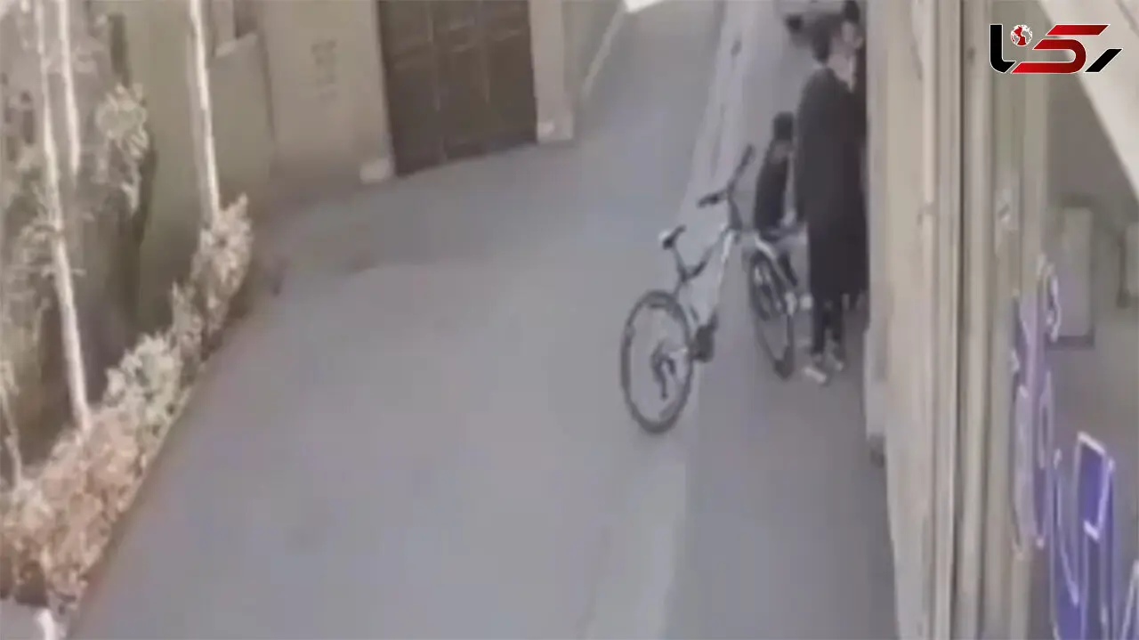 فیلم صحنه سرقت موبایل کودکان دوچرخه سوار در کوچه خلوت / پسربچه ها د رحال بازی بودند + عکس