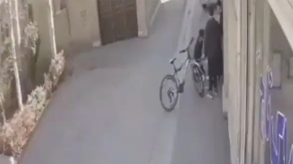 فیلم صحنه سرقت موبایل کودکان دوچرخه سوار در کوچه خلوت / پسربچه ها د رحال بازی بودند + عکس