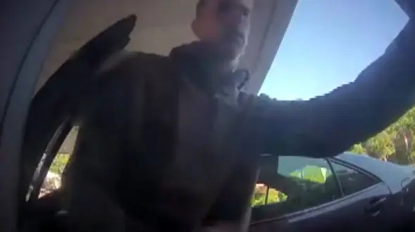 مقاومت زن جوان هنگام سرقت از او جلوی  عابربانک + فیلم