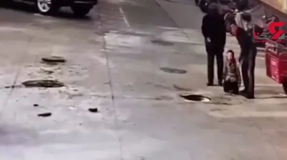 فیلم لحظه وحشتناک انفجار چاه فاضلاب 