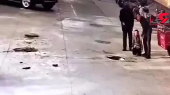 فیلم لحظه وحشتناک انفجار چاه فاضلاب 